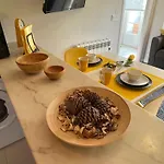 Yellow 산티아고데콤포스텔라